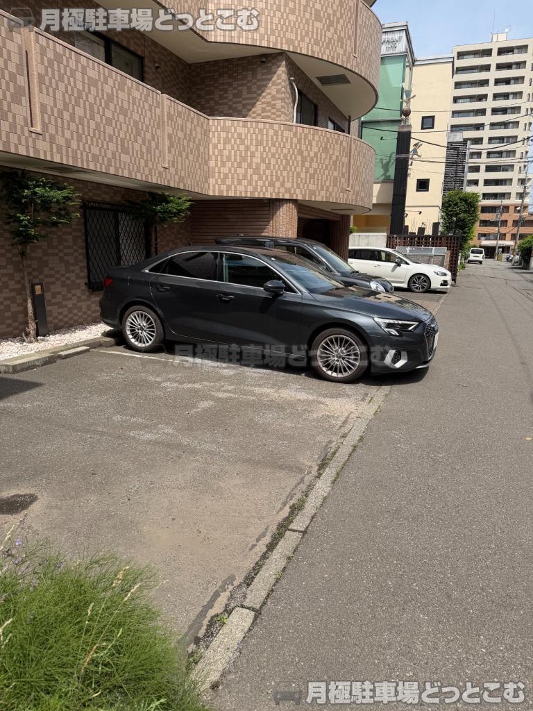 札幌市中央区北三条西30丁目4-11の月極駐車場3