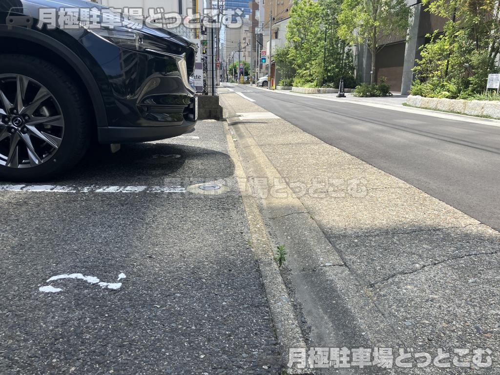 名古屋市西区那古野2丁目2423の月極駐車場8
