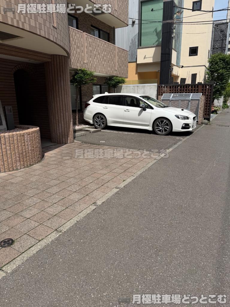 札幌市中央区北三条西30丁目4-11の月極駐車場1
