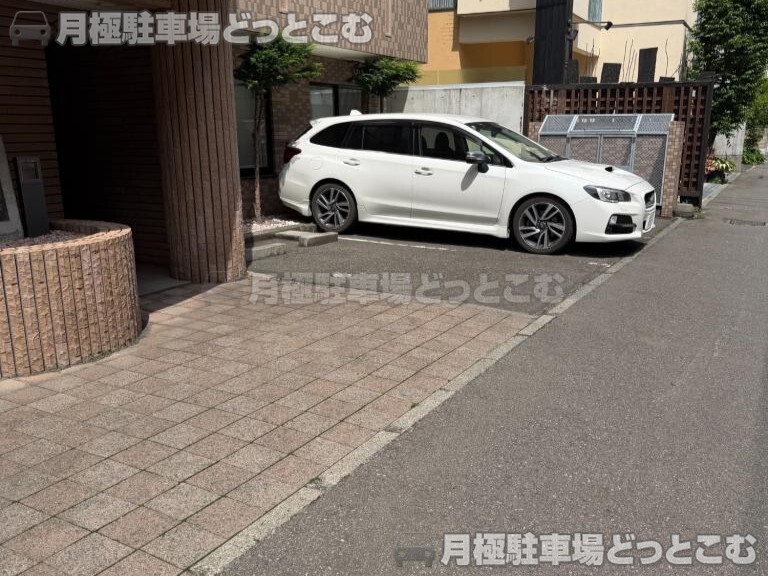 札幌市中央区北三条西30丁目4-11の月極駐車場2