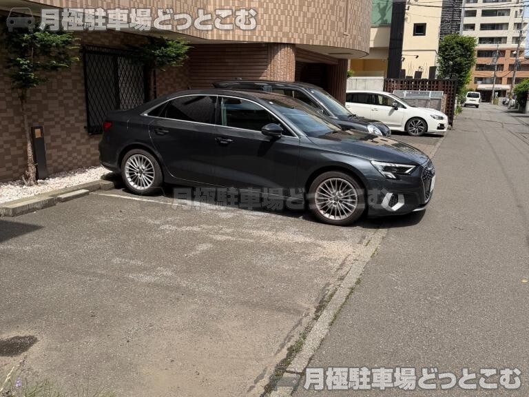 札幌市中央区北三条西30丁目4-11の月極駐車場3