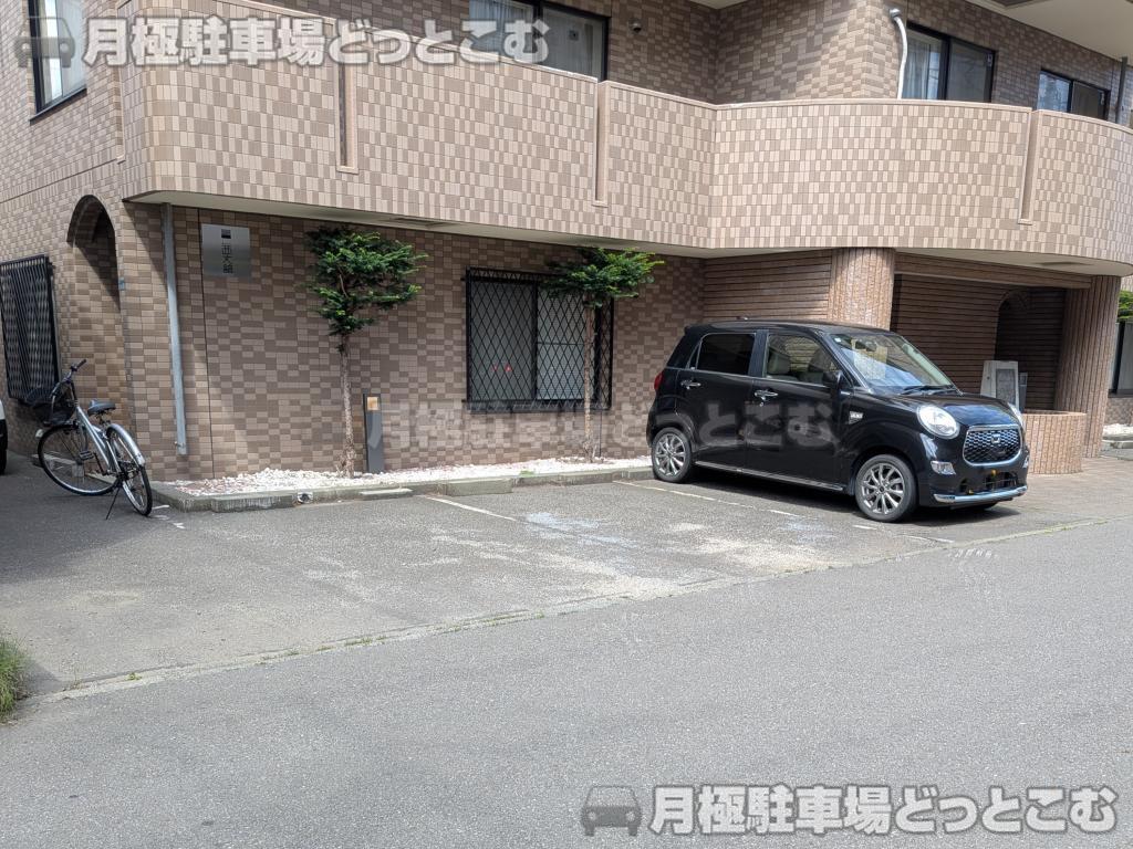 札幌市中央区北三条西30丁目4-11の月極駐車場4