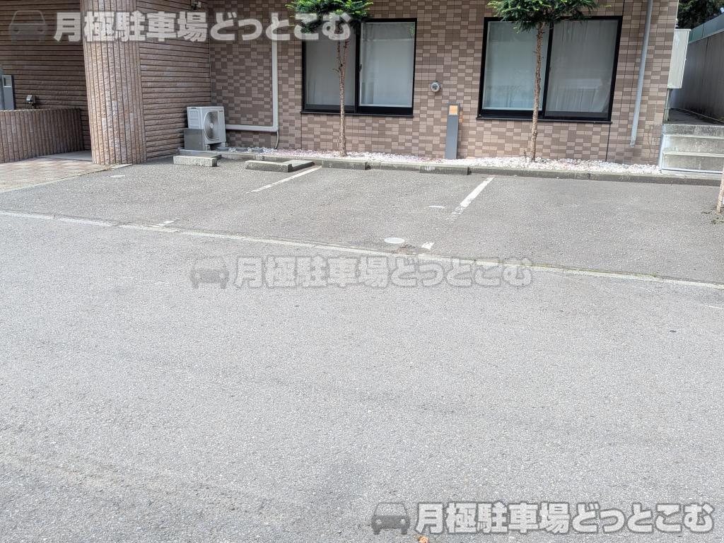 札幌市中央区北三条西30丁目4-11の月極駐車場5