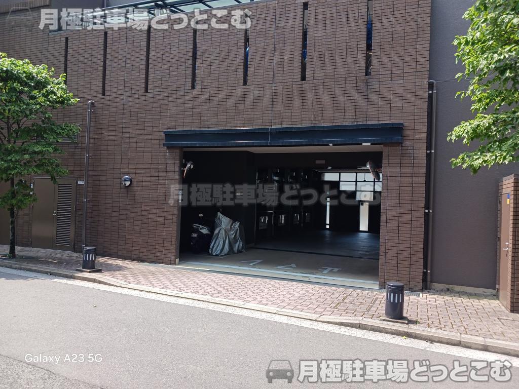 広島市中区東白島町3-10の月極駐車場1