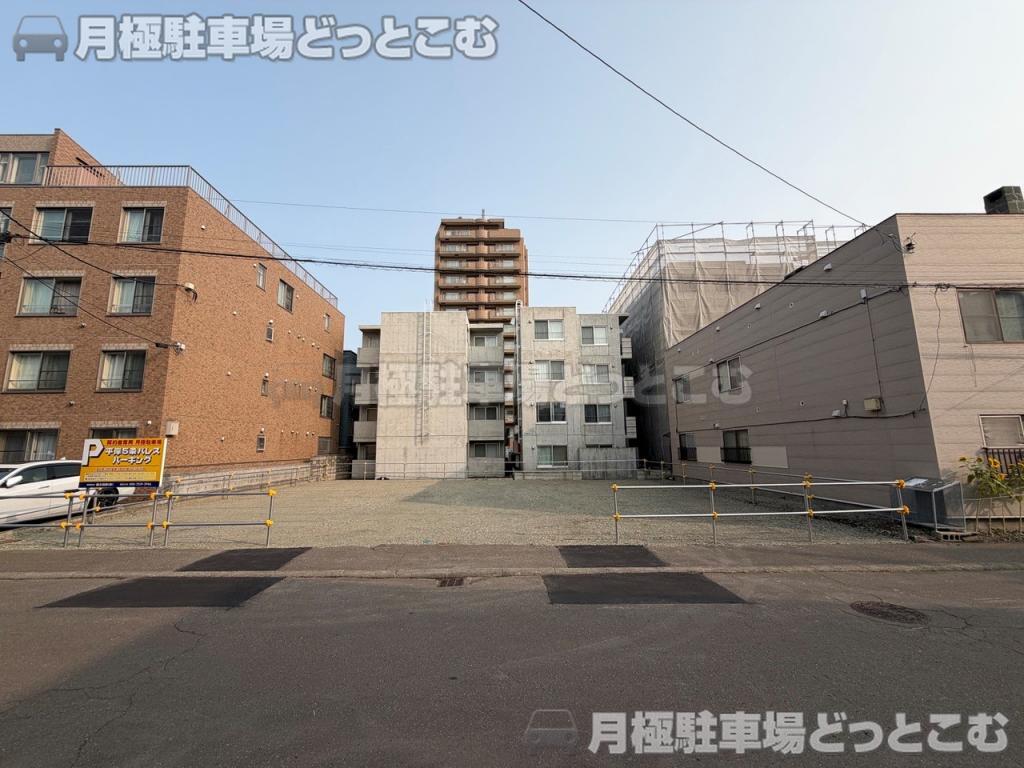 札幌市豊平区平岸五条7丁目1-16の月極駐車場2