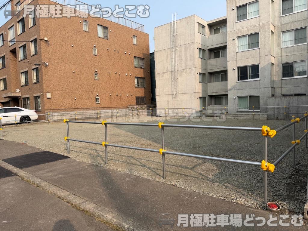 札幌市豊平区平岸五条7丁目1-16の月極駐車場3