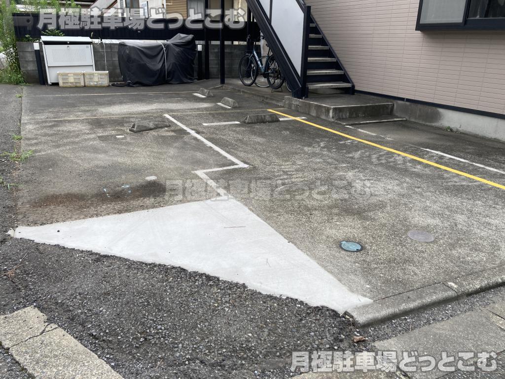 調布市富士見町3丁目5-13の月極駐車場4