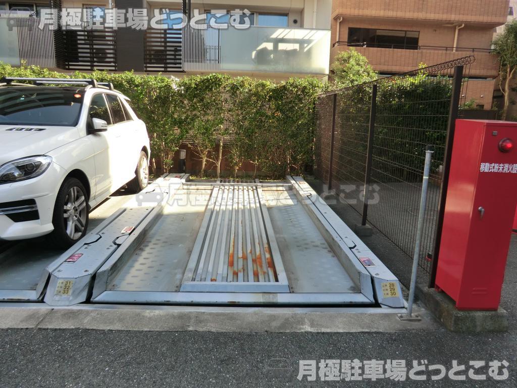 新宿区東五軒町5-8の月極駐車場2