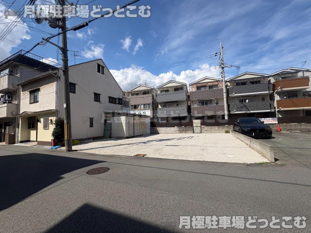 豊中市千成町3丁目4-40の月極駐車場1