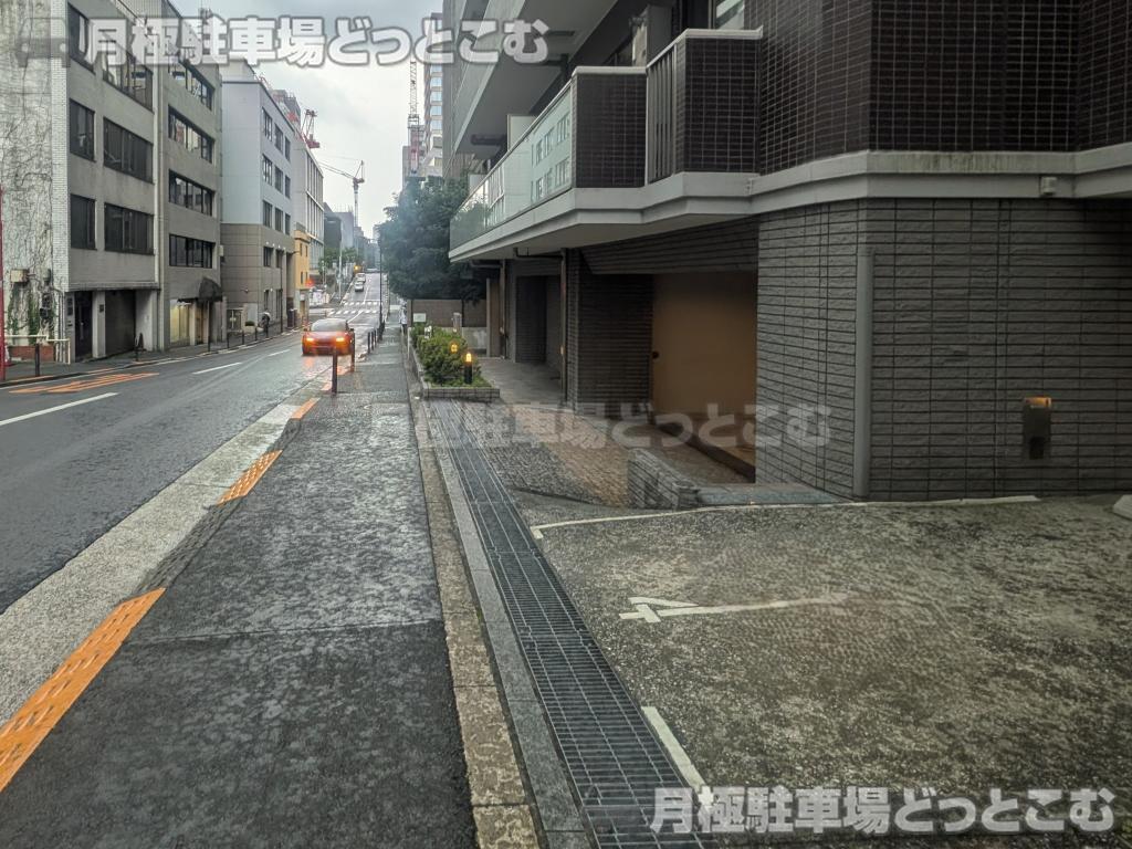 千代田区九段南2丁目6−12の月極駐車場1