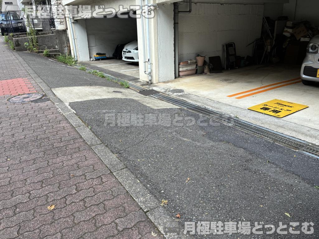 目黒区東山1丁目25-4の月極駐車場6