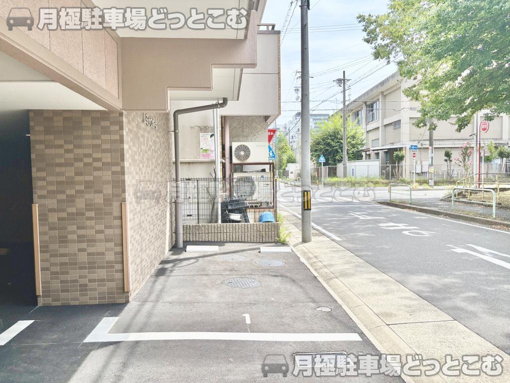 名古屋市中区新栄1丁目40-19の月極駐車場3