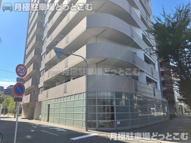 大阪市北区豊崎4丁目10-11の月極駐車場1