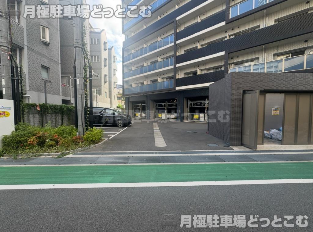 神戸市兵庫区駅南通3丁目2-7の月極駐車場1