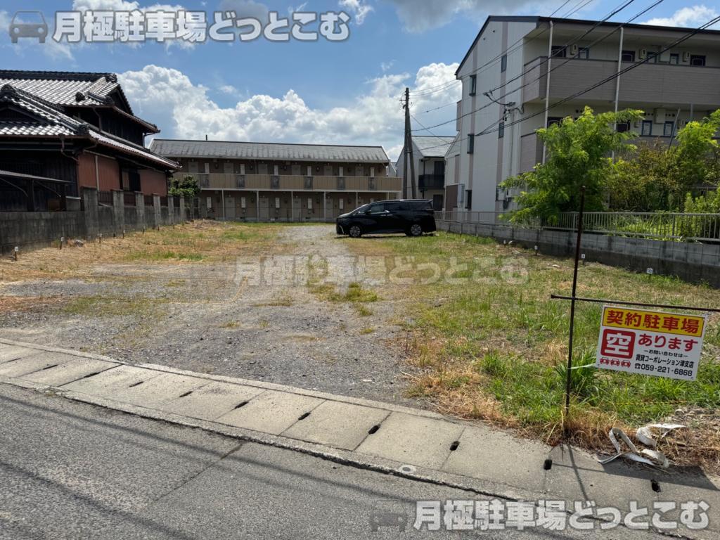 津市栗真町屋町684−1 の月極駐車場1
