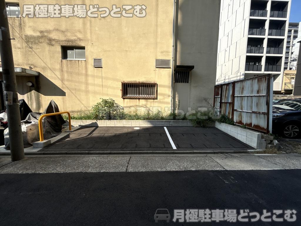 名古屋市東区泉2丁目1913番1の月極駐車場1