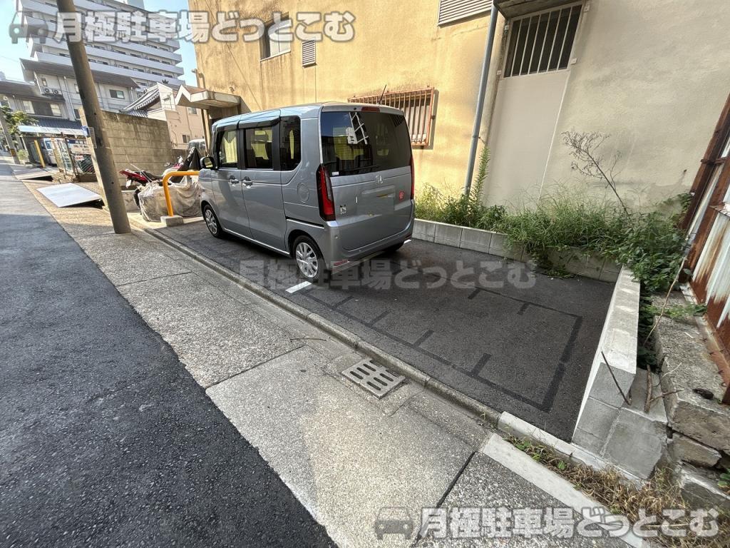 名古屋市東区泉2丁目1913番1の月極駐車場8
