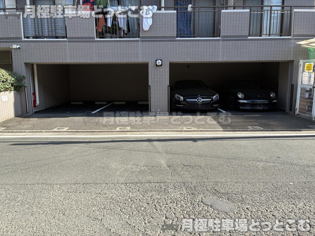 横浜市南区日枝町2丁目64-4の月極駐車場1