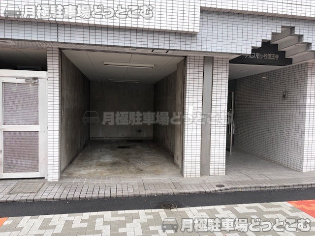 新宿区市谷薬王寺町14−17の月極駐車場1