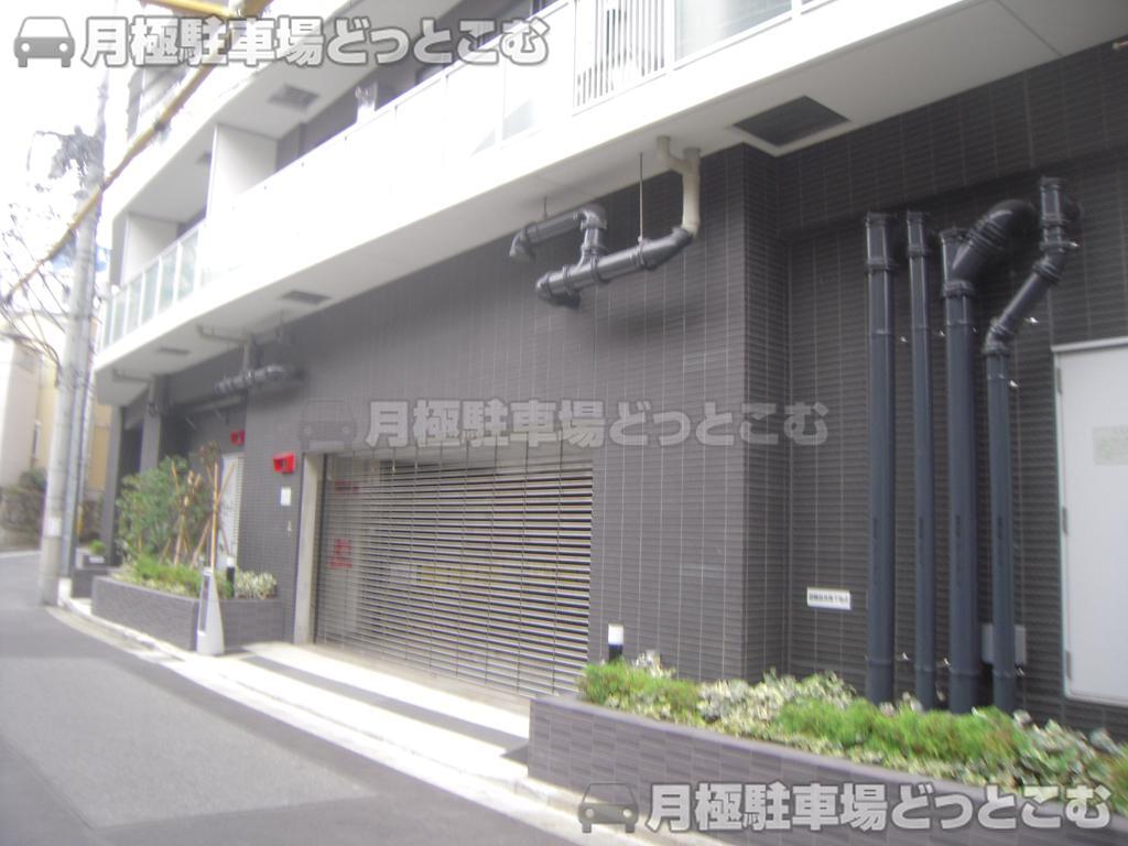 新宿区富久町8-18の月極駐車場1