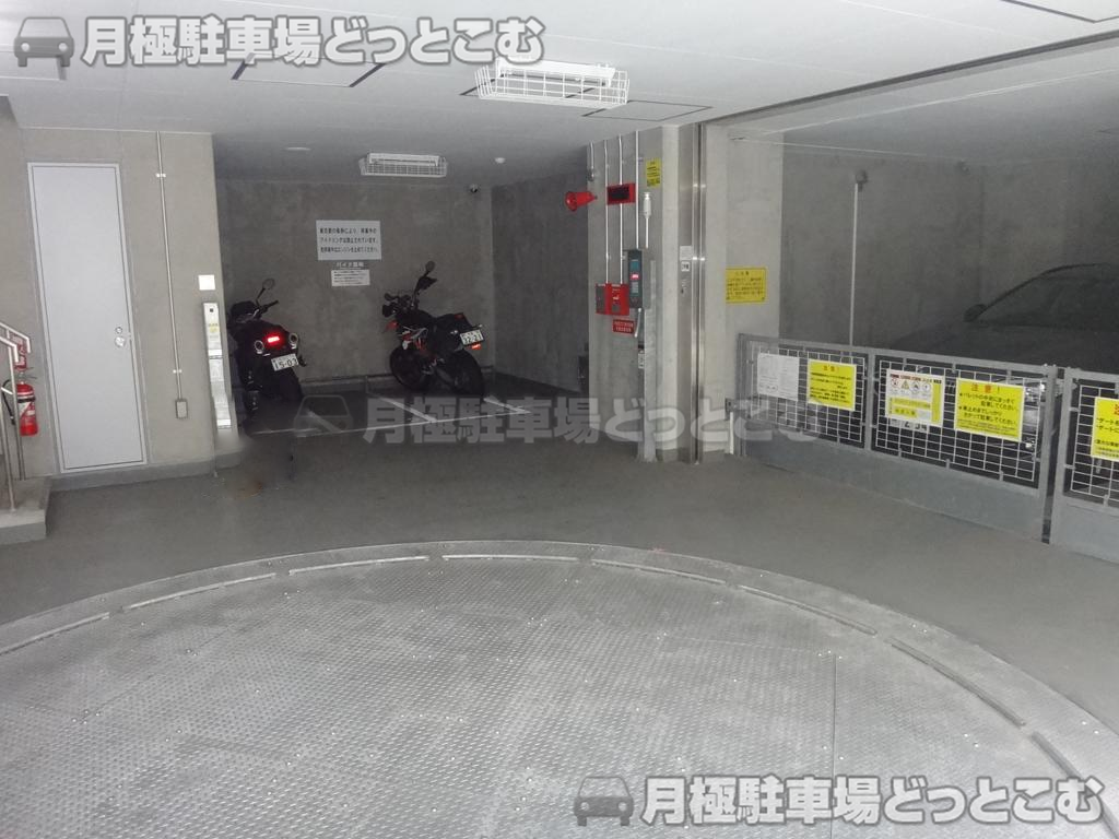 新宿区富久町8-18の月極駐車場2