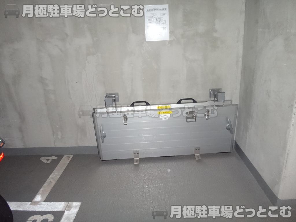 新宿区富久町8-18の月極駐車場3