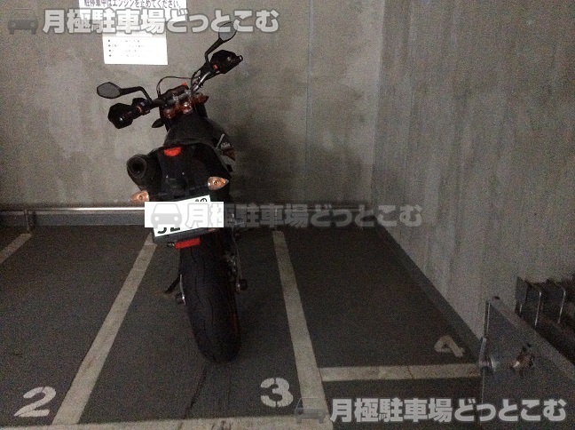 新宿区富久町8-18の月極駐車場4