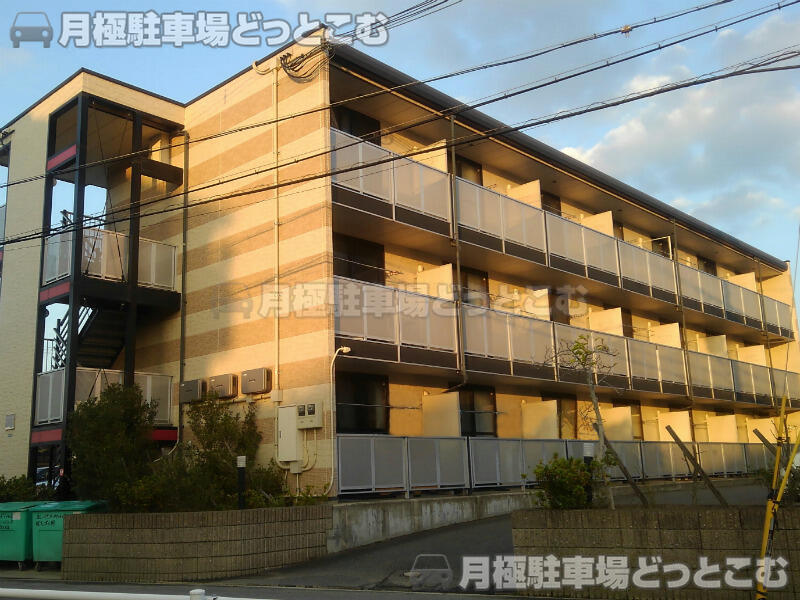 富田林市川向町2－31の月極駐車場1