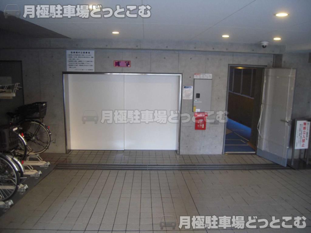 中央区新川2-13-11の月極駐車場2