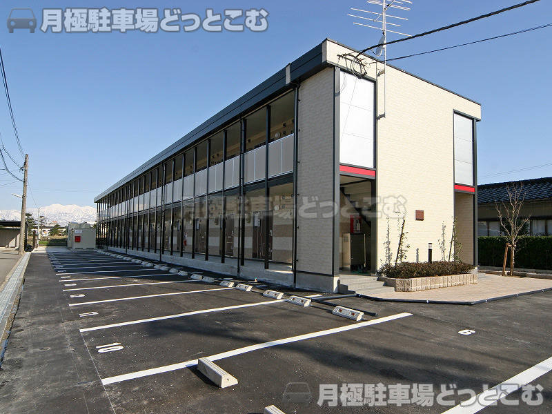 富山市新庄町2－11－26の月極駐車場1