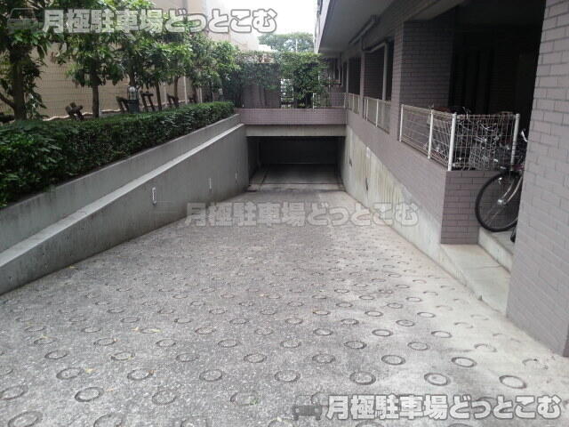府中市若松町2-13-3の月極駐車場3