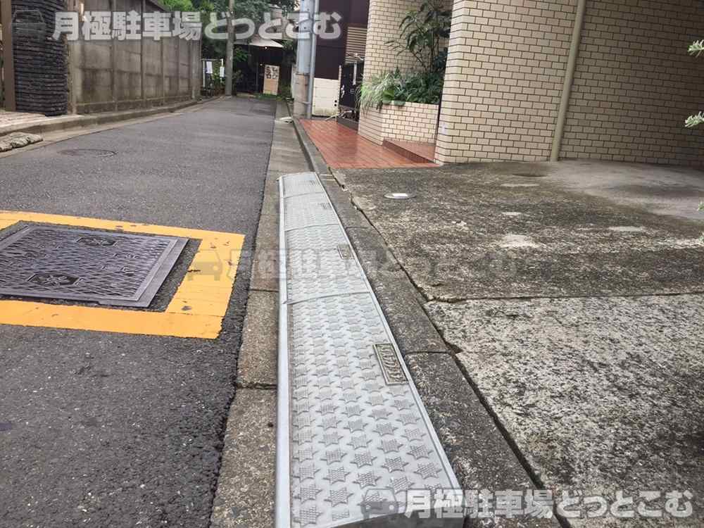新宿区中落合1-20-16の月極駐車場3