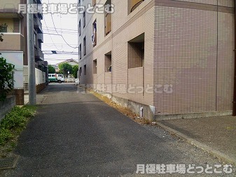 国立市矢川3-22-32の月極駐車場2