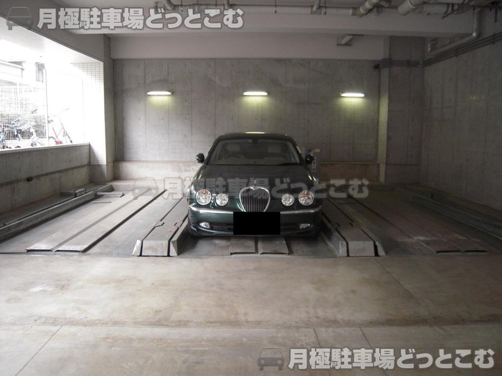港区赤坂7-11-12の月極駐車場3
