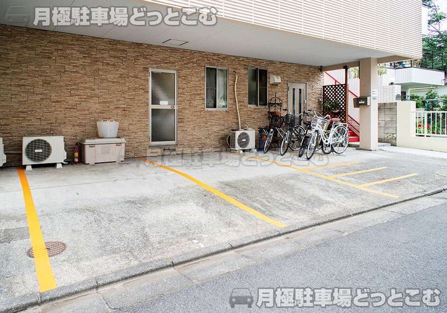 新宿区北新宿2-5-9の月極駐車場2