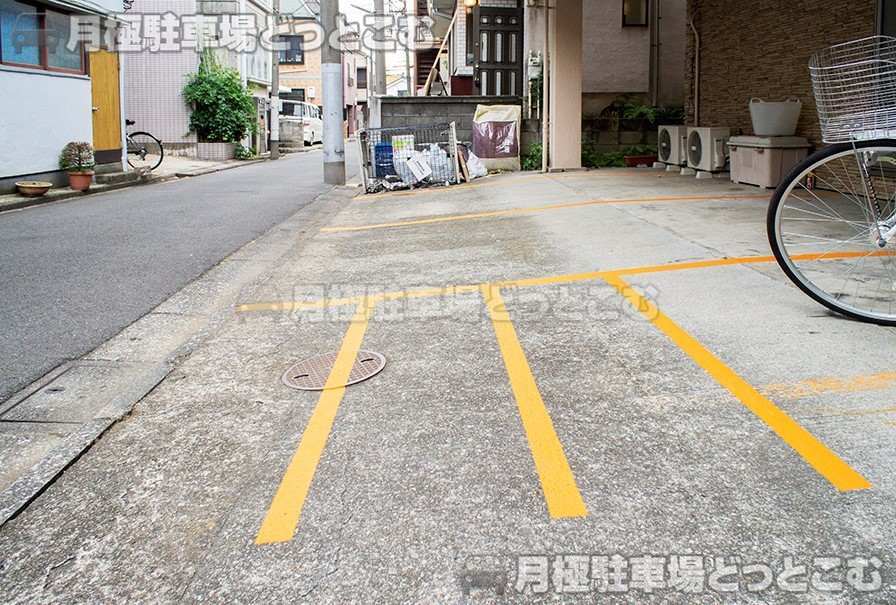 新宿区北新宿2-5-9の月極駐車場3