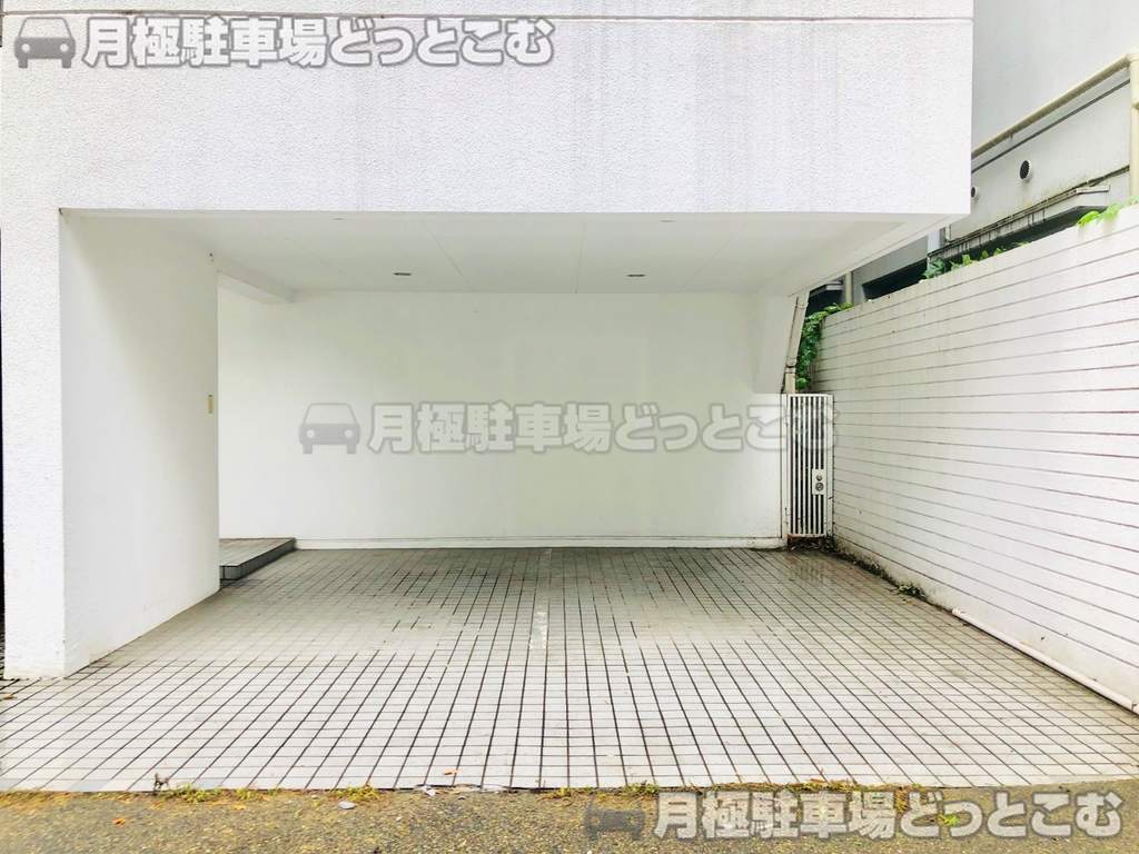 千代田区六番町3-4の月極駐車場1