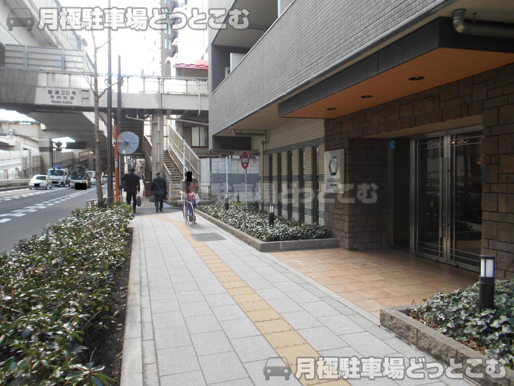 渋谷区本町1-10-3の月極駐車場1