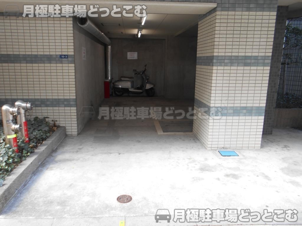 渋谷区本町1-10-3の月極駐車場2