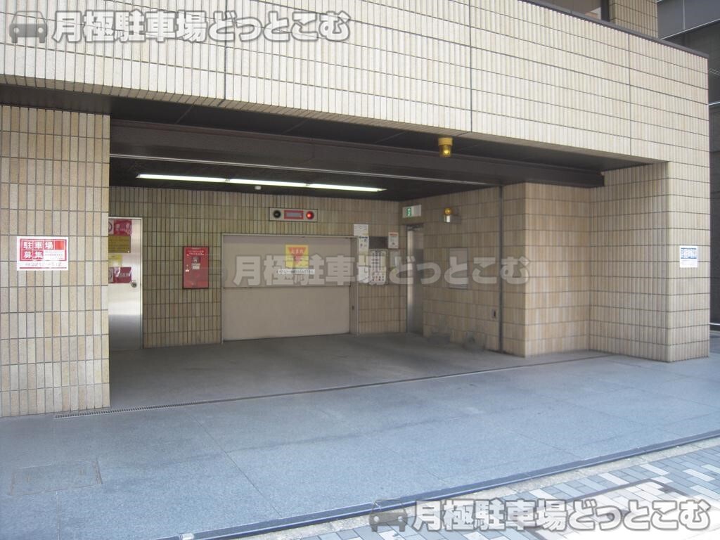 中央区日本橋室町4-1-5の月極駐車場1