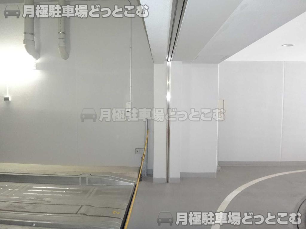 千代田区内神田1-14-16の月極駐車場3