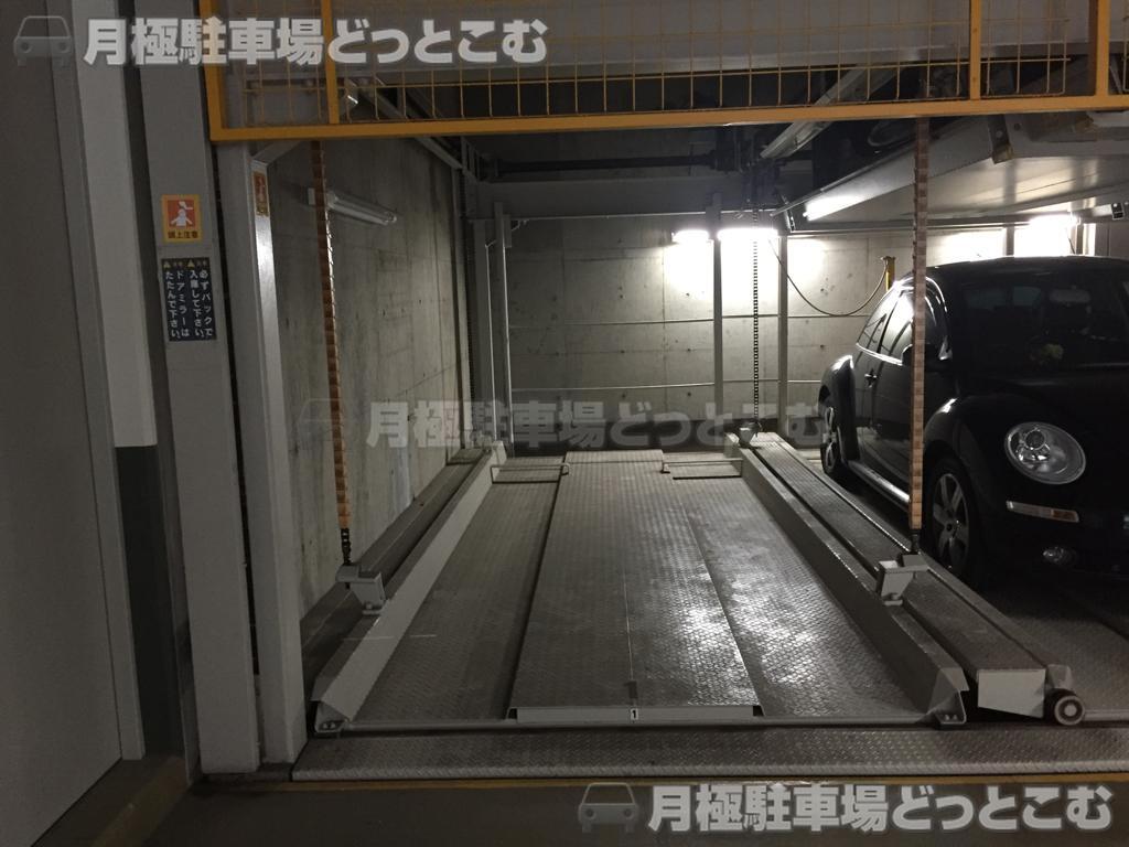 港区三田2-13-6の月極駐車場1