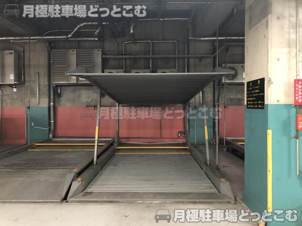 新宿区西新宿1-14-11の月極駐車場3