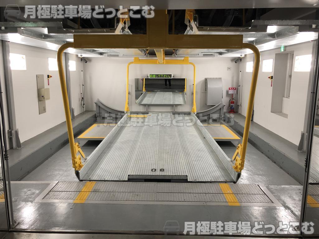 新宿区西新宿1-14-11の月極駐車場2