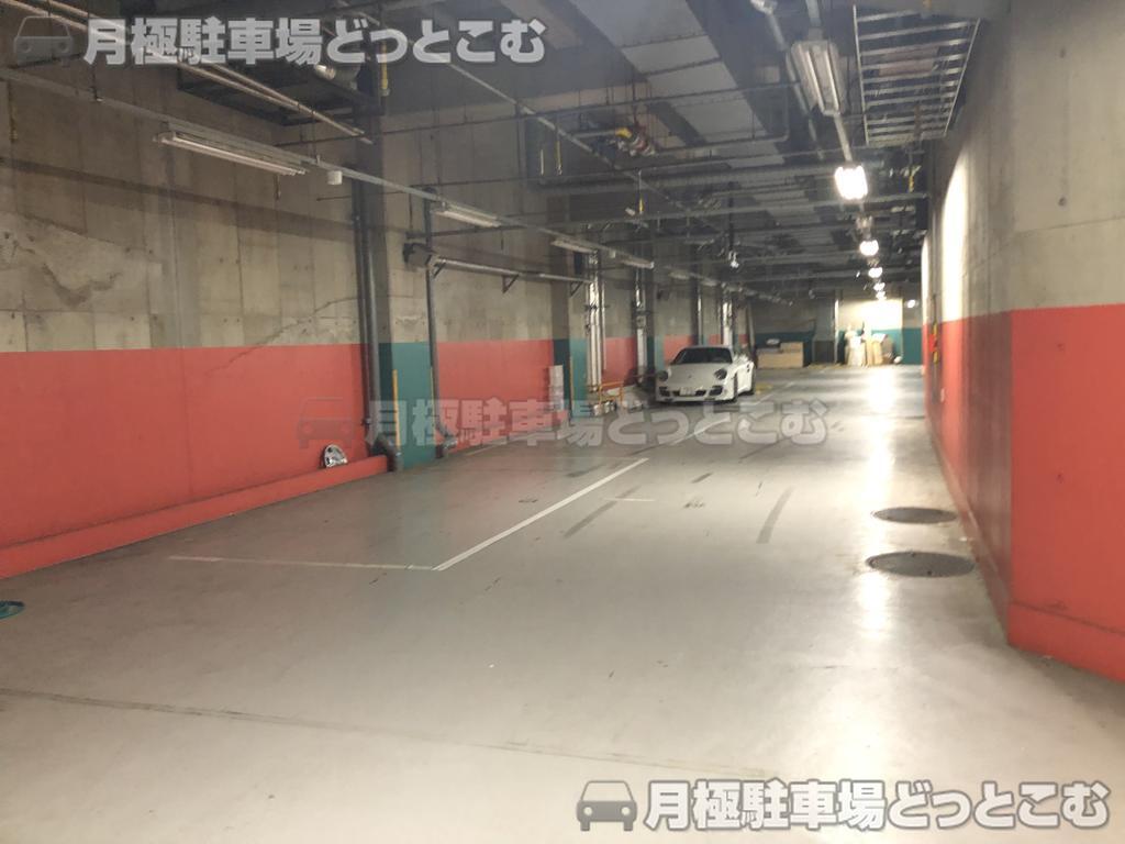 新宿区西新宿1-14-11の月極駐車場3