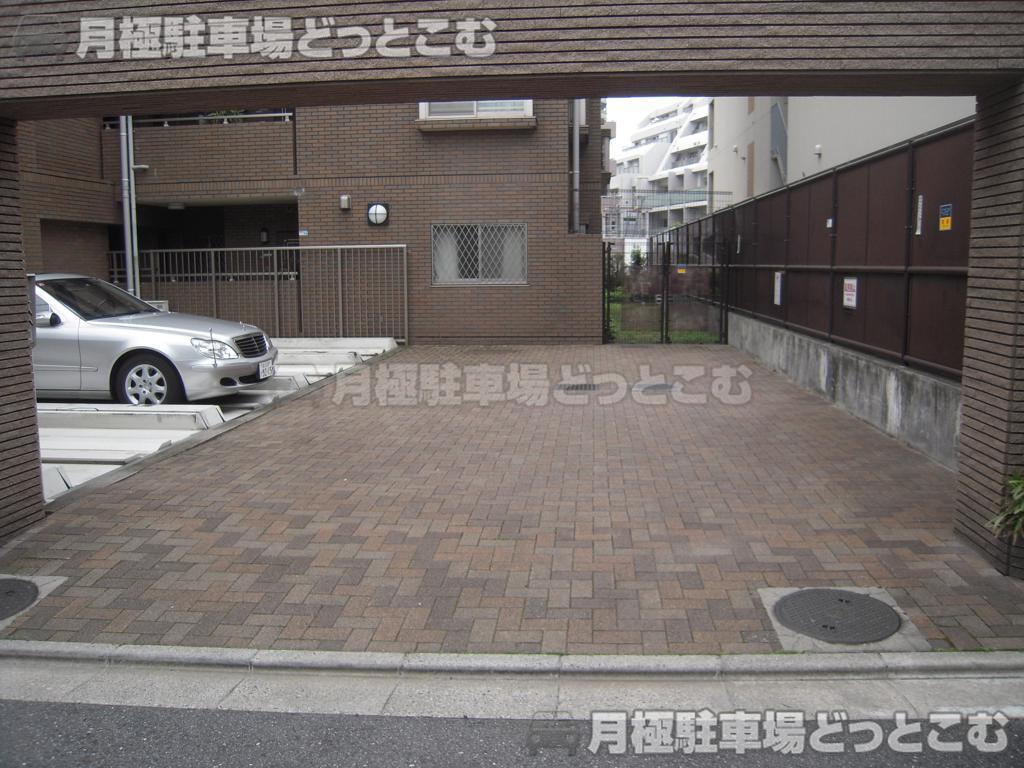 新宿区筑土八幡町5-5の月極駐車場1