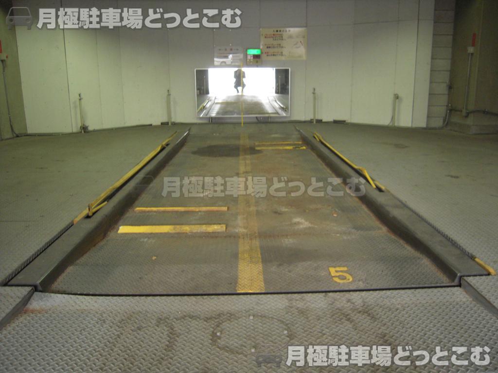 新宿区西新宿7-11-9の月極駐車場3