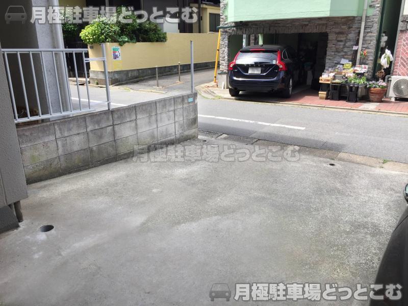 目黒区目黒本町4-8-28の月極駐車場2