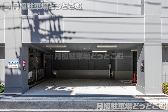 台東区浅草2丁目18-8の月極駐車場3