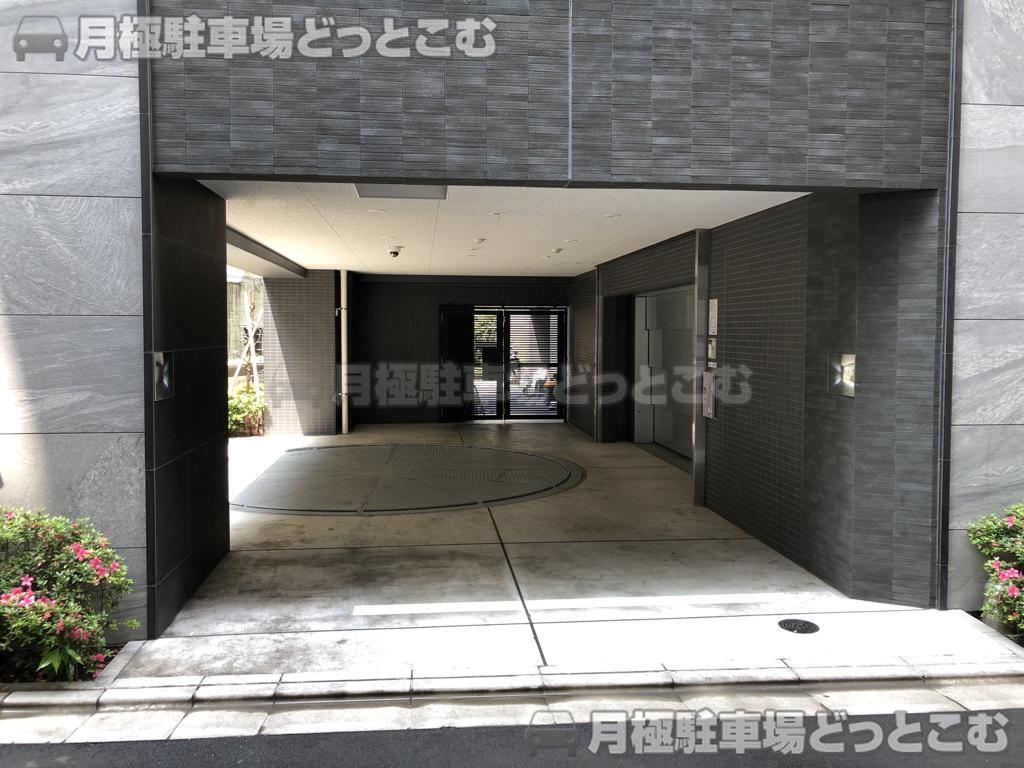 新宿区新宿5-18-10の月極駐車場1